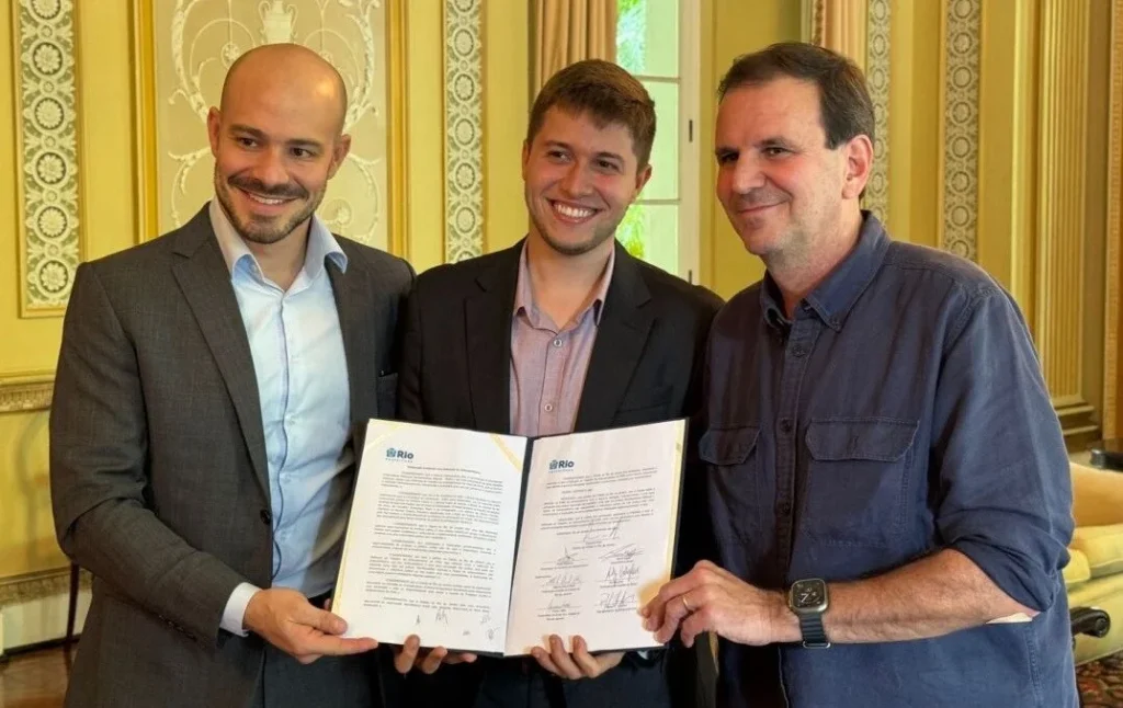 André Lajst, executive president of StandWithUs Brasil (left) ; Flavio Valle, deputy mayor of the South Zone of Rio;(middle) Eduardo Paes, mayor of Rio de Janeiro (right). Photo by StandWithUs