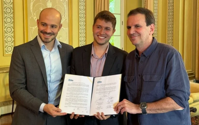 Rio De Janeiro IHRA André Lajst, executive president of StandWithUs Brasil (left) ; Flavio Valle, deputy mayor of the South Zone of Rio;(middle) Eduardo Paes, mayor of Rio de Janeiro (right). Photo by StandWithUs